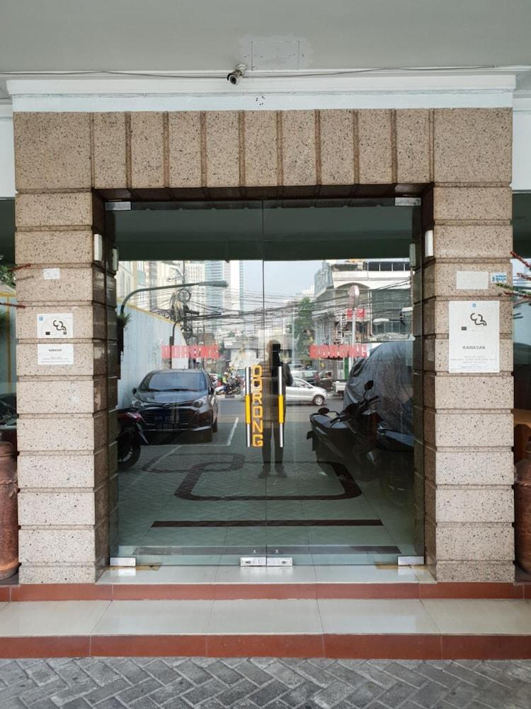 Hotel Caravan Tanah Abang Джакарта Екстер'єр фото